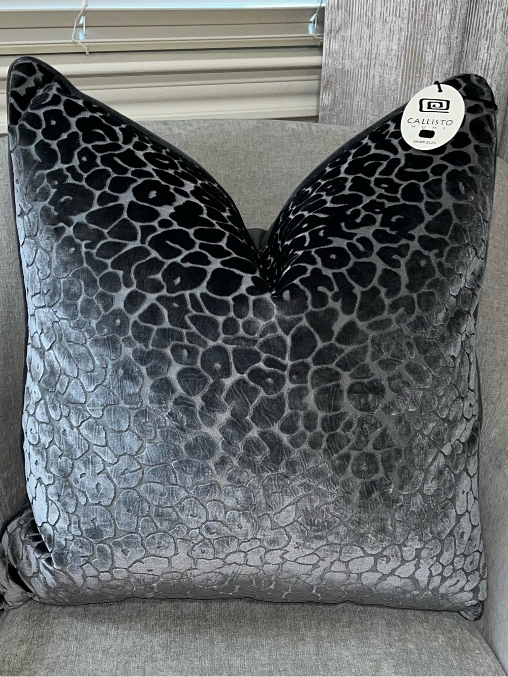 1-NWT CALLISTO HOME GRAPHITE LEOPARD DESIGN LUXURY DECORATIVE PILLOW (T06785F11)